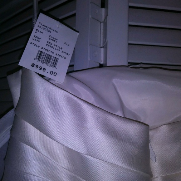 Vera Wang Dress - Picture 3 of 5